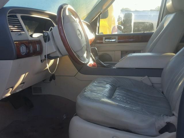 5LMFU28R84LJ40663 - 2004 LINCOLN NAVIGATOR WHITE photo 5