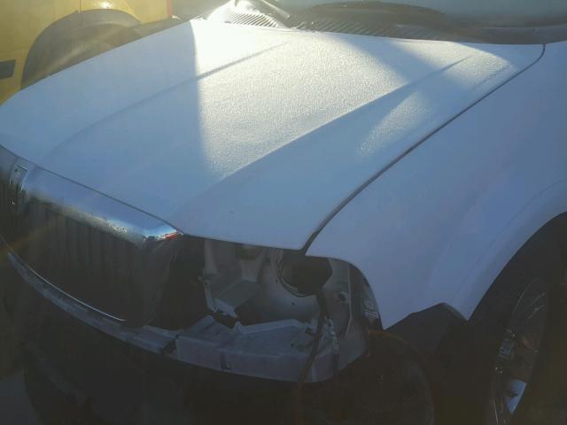 5LMFU28R84LJ40663 - 2004 LINCOLN NAVIGATOR WHITE photo 7