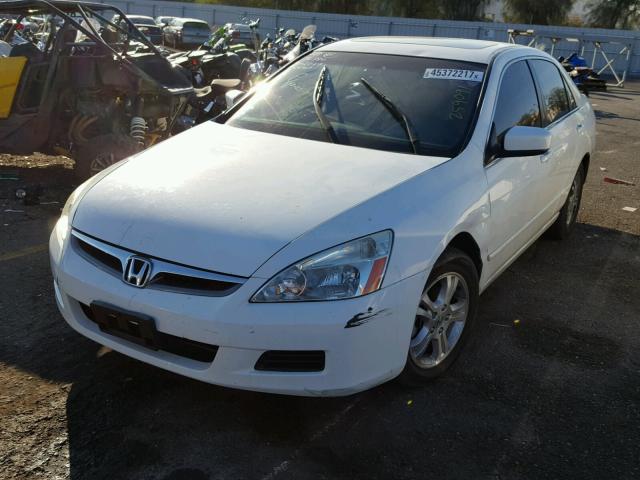 1HGCM56817A117670 - 2007 HONDA ACCORD WHITE photo 2