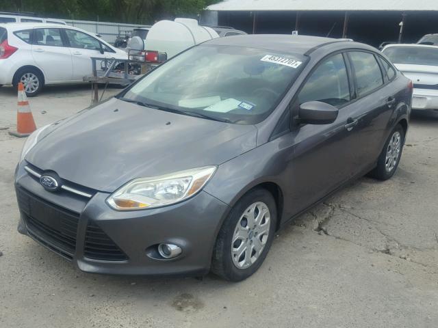 1FAHP3F2XCL169900 - 2012 FORD FOCUS SE CHARCOAL photo 2