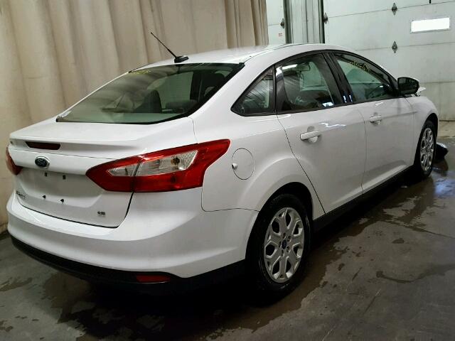 1FAHP3F2XCL313915 - 2012 FORD FOCUS WHITE photo 4