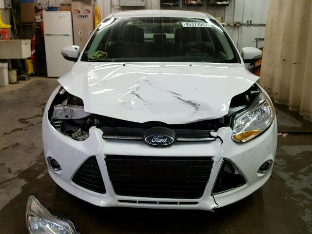 1FAHP3F2XCL313915 - 2012 FORD FOCUS WHITE photo 9