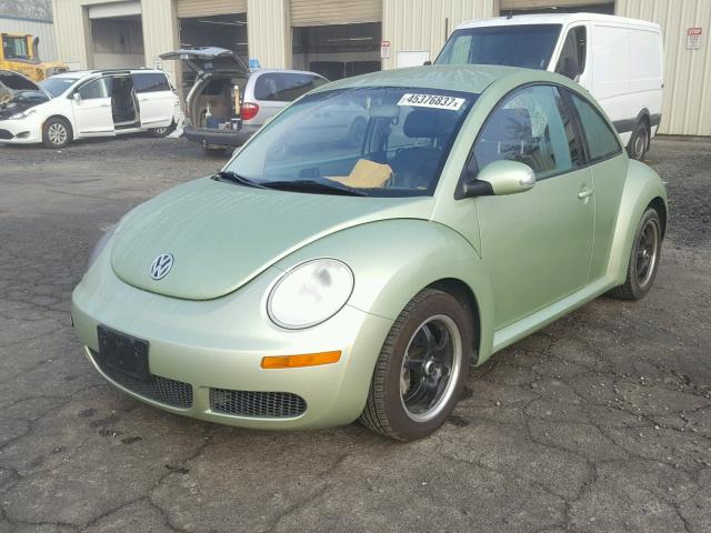 3VWPG3AG5AM010817 - 2010 VOLKSWAGEN NEW BEETLE GREEN photo 2