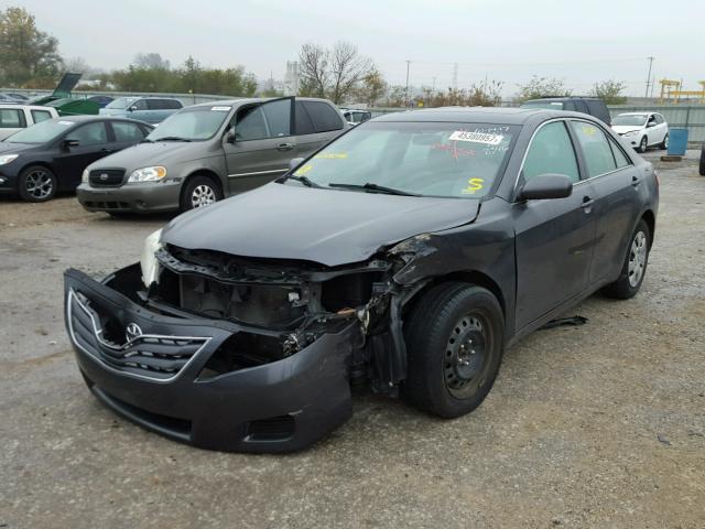 4T1BF3EK8BU208346 - 2011 TOYOTA CAMRY BASE GRAY photo 2
