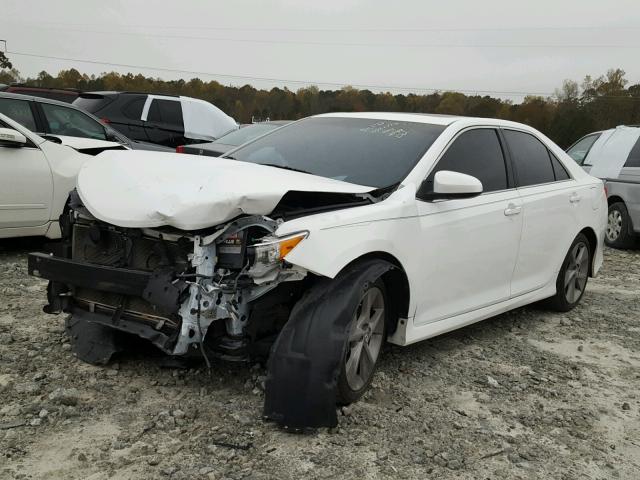 4T1BK1FK9DU534755 - 2013 TOYOTA CAMRY SE WHITE photo 2