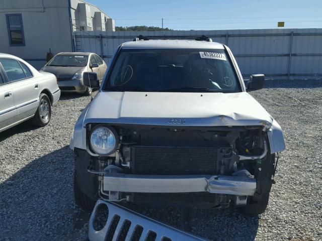 1J4NF4GB5BD172422 - 2011 JEEP PATRIOT LA SILVER photo 9