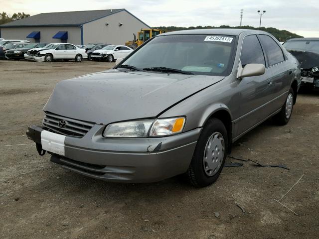 4T1BG22KXVU172322 - 1997 TOYOTA CAMRY GOLD photo 2