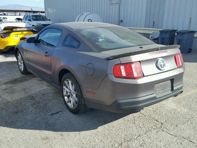 1ZVBP8AN8A5135662 - 2010 FORD MUSTANG GRAY photo 3