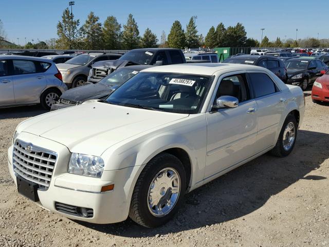 2C3AA53G25H503544 - 2005 CHRYSLER 300 WHITE photo 2