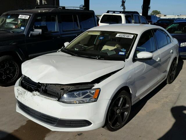 3VWD07AJ4EM323762 - 2014 VOLKSWAGEN JETTA SE WHITE photo 2