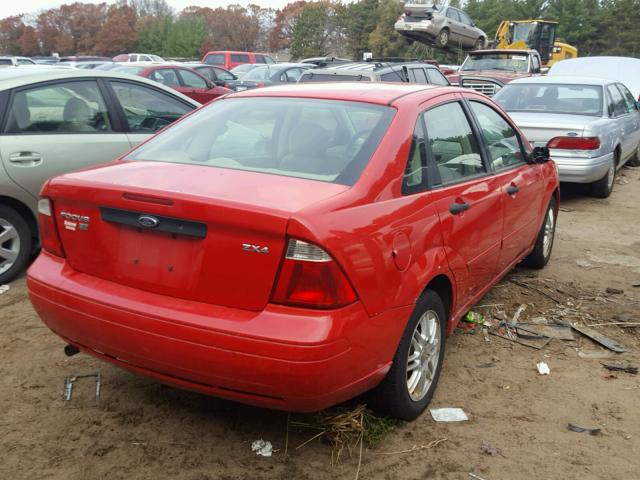 1FAFP34NX5W289623 - 2005 FORD FOCUS ZX4 RED photo 4