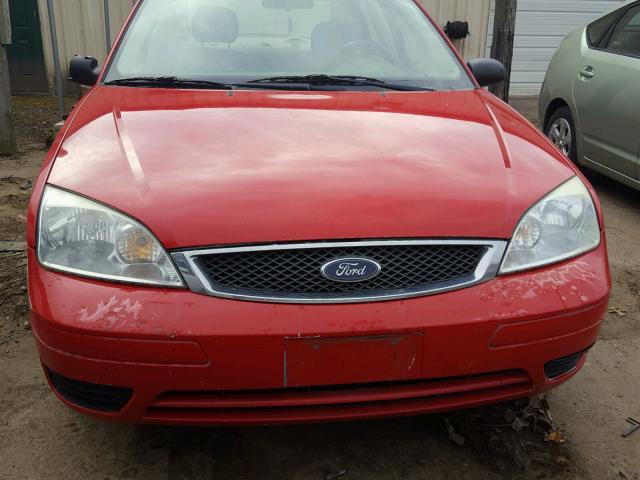 1FAFP34NX5W289623 - 2005 FORD FOCUS ZX4 RED photo 9