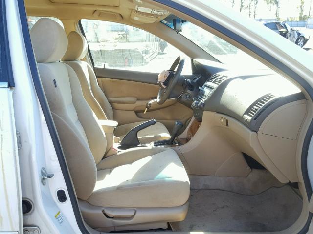 1HGCM56674A120468 - 2004 HONDA ACCORD WHITE photo 5