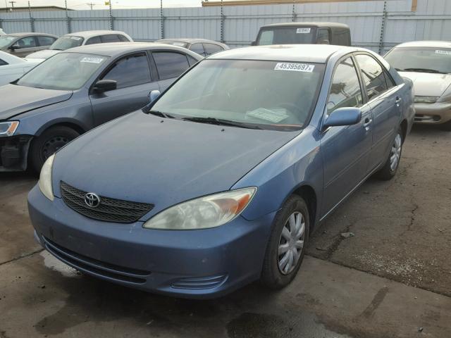 JTDBE32K240265941 - 2004 TOYOTA CAMRY LE BLUE photo 2