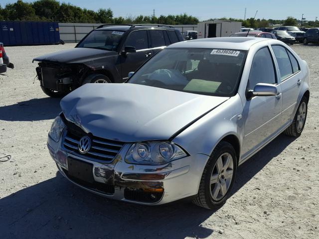 3VWYV49M3AM018781 - 2010 VOLKSWAGEN JETTA SILVER photo 2