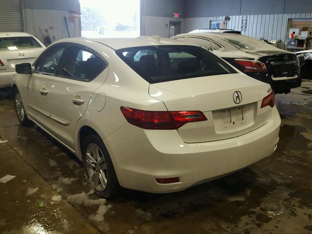 19VDE1F36DE010001 - 2013 ACURA ILX 20 WHITE photo 3