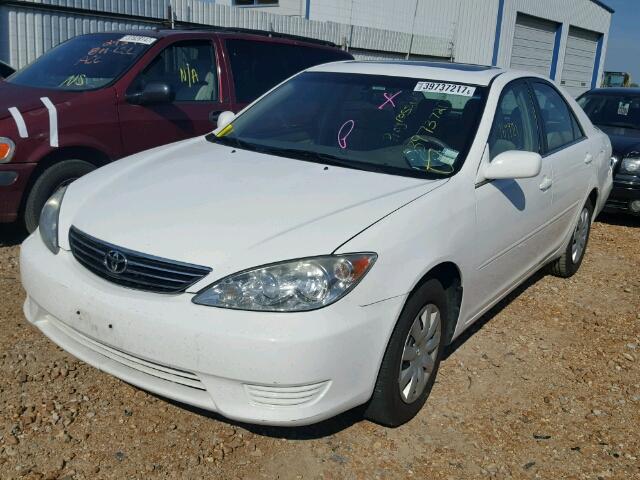 4T1BE32K45U401024 - 2005 TOYOTA CAMRY LE WHITE photo 2