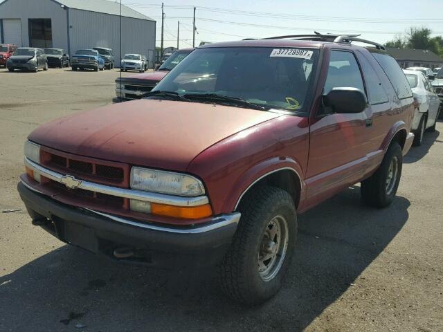 1GNCT18W0YK180719 - 2000 CHEVROLET BLAZER RED photo 2