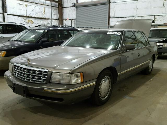 1G6KE54Y5WU707414 - 1998 CADILLAC DEVILLE GOLD photo 2