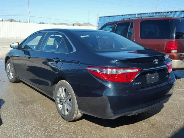 4T1BF1FK7HU340736 - 2017 TOYOTA CAMRY LE 灰色 照片 3