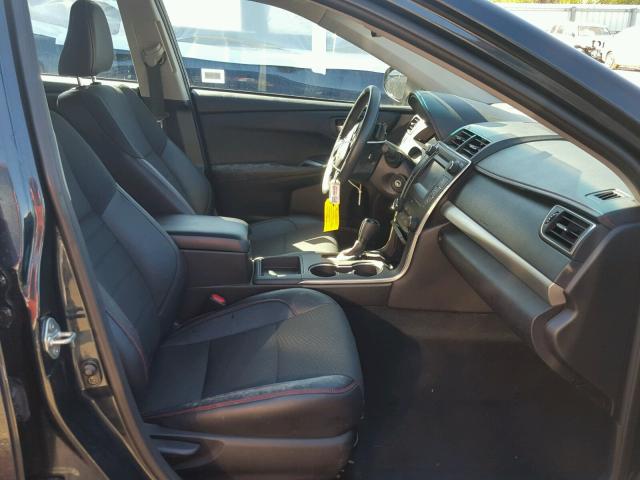 4T1BF1FK7HU340736 - 2017 TOYOTA CAMRY LE 灰色 照片 5