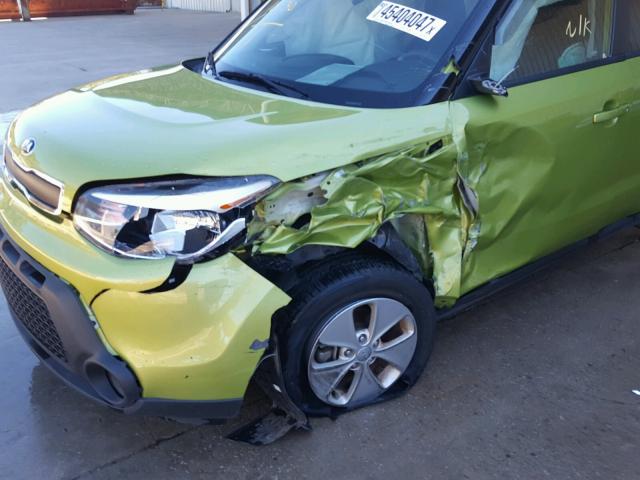 KNDJN2A24G7827180 - 2016 KIA SOUL GREEN photo 9