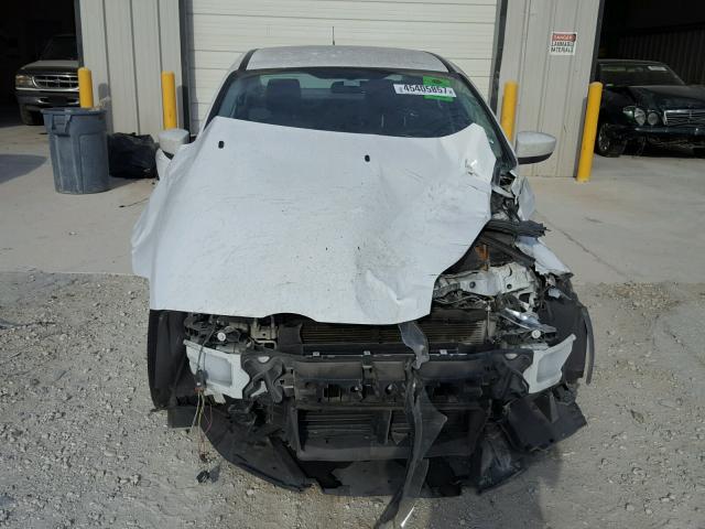 1FAHP3F24CL343573 - 2012 FORD FOCUS SE WHITE photo 9