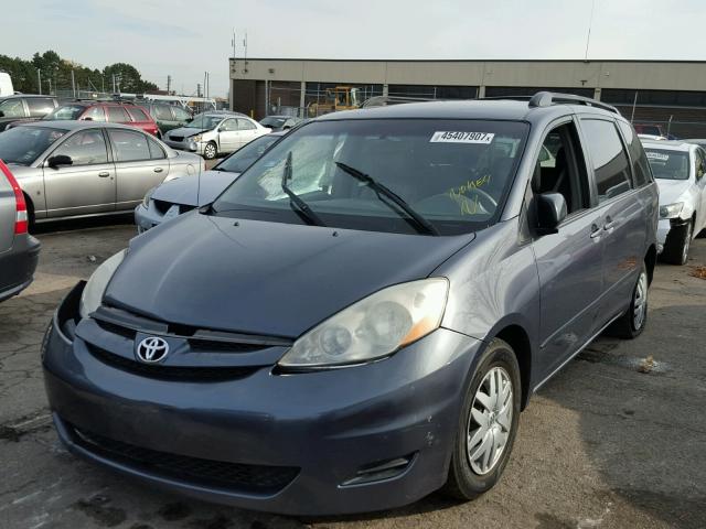 5TDZK23C27S063854 - 2007 TOYOTA SIENNA CE GRAY photo 2