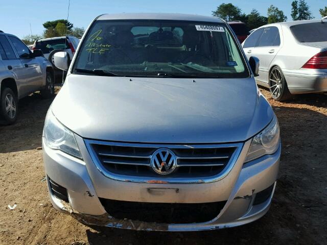 2V4RW3D12AR184512 - 2010 VOLKSWAGEN ROUTAN SE SILVER photo 9