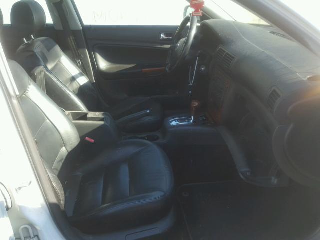 WVWRH63B72P293390 - 2002 VOLKSWAGEN PASSAT GLX WHITE photo 5