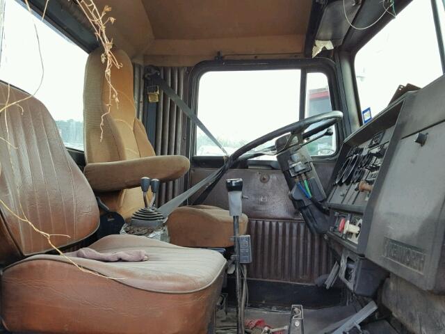 1XKDD59X1PS611452 - 1993 KENWORTH CONSTRUCTI RED photo 5