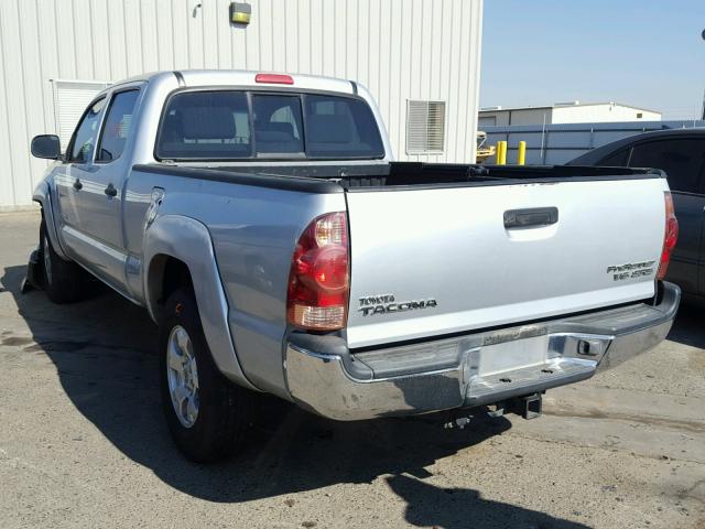 5TEKU72N85Z058248 - 2005 TOYOTA TACOMA DOU SILVER photo 3