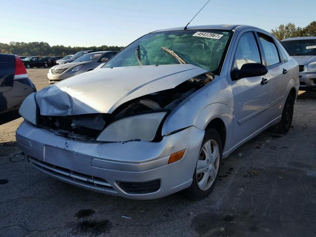 1FAFP34N65W255744 - 2005 FORD FOCUS ZX4 SILVER photo 2