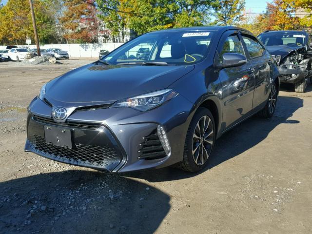 2T1BURHE7HC801513 - 2017 TOYOTA COROLLA GRAY photo 2