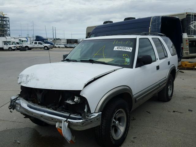 1GNCS13W6Y2153809 - 2000 CHEVROLET BLAZER WHITE photo 2