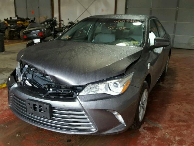 4T1BF1FK8HU452140 - 2017 TOYOTA CAMRY LE 灰色 照片 2