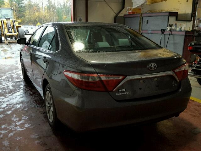 4T1BF1FK8HU452140 - 2017 TOYOTA CAMRY LE 灰色 照片 3