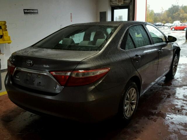 4T1BF1FK8HU452140 - 2017 TOYOTA CAMRY LE 灰色 照片 4