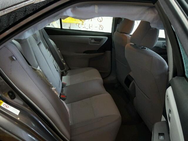4T1BF1FK8HU452140 - 2017 TOYOTA CAMRY LE 灰色 照片 6