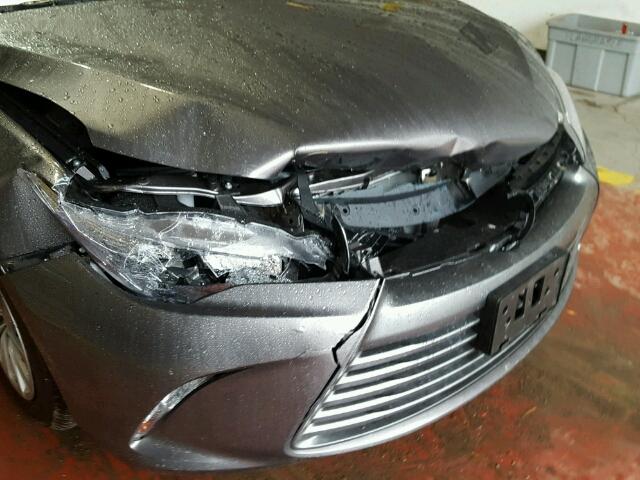 4T1BF1FK8HU452140 - 2017 TOYOTA CAMRY LE 灰色 照片 9