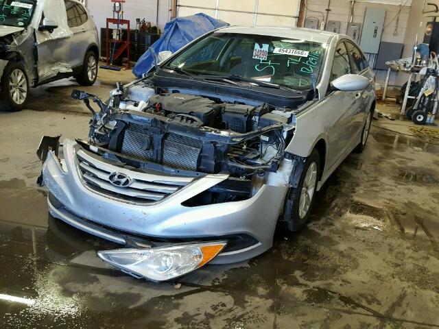 5NPEB4AC9EH882912 - 2014 HYUNDAI SONATA GLS SILVER photo 2