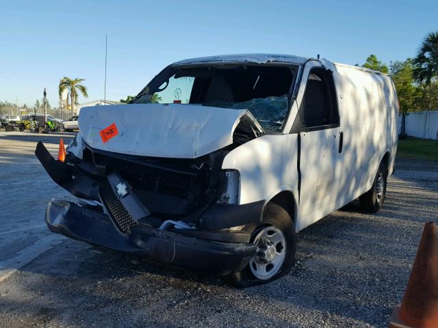 1GCWGFCA1B1183600 - 2011 CHEVROLET EXPRESS G2 WHITE photo 2