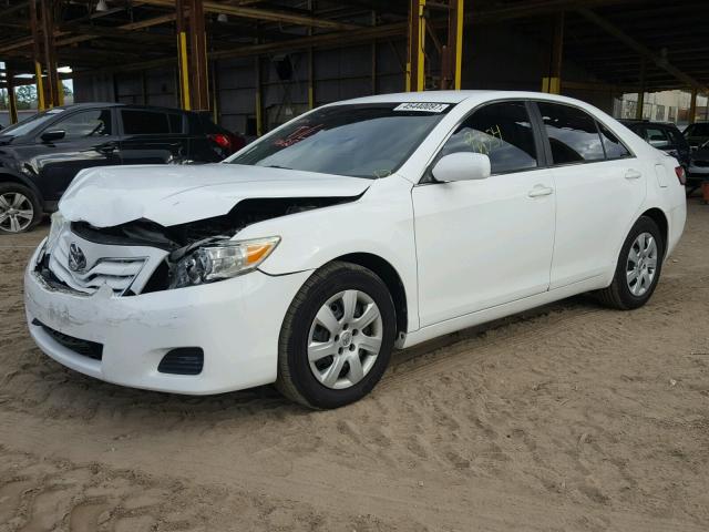 4T1BF3EK1BU588145 - 2011 TOYOTA CAMRY WHITE photo 2