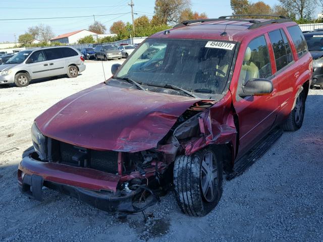 1GNDT13S552289102 - 2005 CHEVROLET TRAILBLAZE RED photo 2