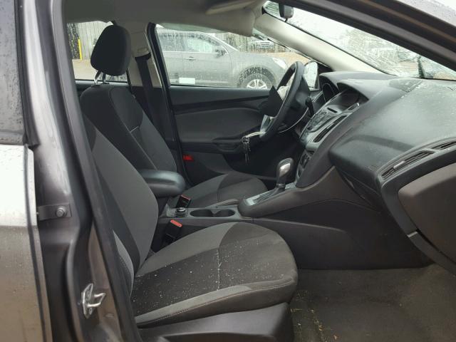 1FAHP3F2XCL132362 - 2012 FORD FOCUS SE GRAY photo 5