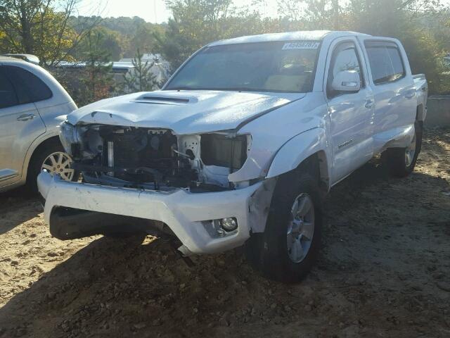 5TFLU4EN4FX137424 - 2015 TOYOTA TACOMA DOU WHITE photo 2