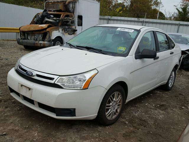 1FAHP3FN9BW157695 - 2011 FORD FOCUS SE WHITE photo 2