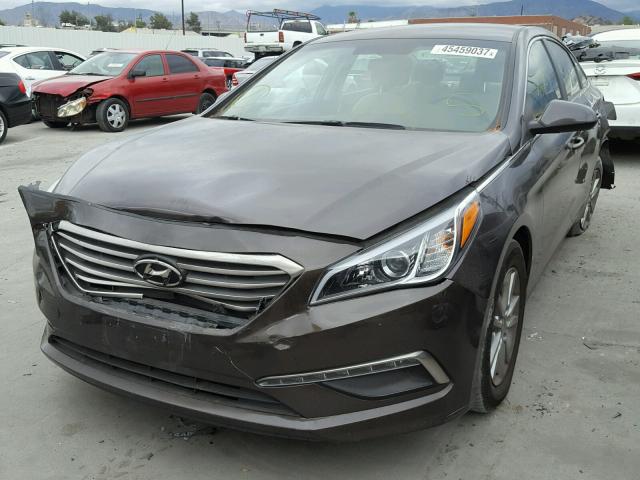 5NPE24AFXFH117218 - 2015 HYUNDAI SONATA SE BROWN photo 2