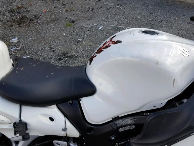 JS1GX72A4B2100533 - 2011 SUZUKI GSX1300 R WHITE photo 5