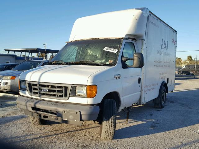 1FDSE35L86HB33917 - 2006 FORD ECONOLINE WHITE photo 2